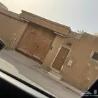 للبيع أرض سكنية مقام عليها استراحة بحي الدار البيضاء