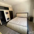 غرف نوم مع ثلاث تسريحه