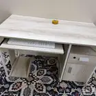 طاولة مكتب للبيع يأتي معها حامل