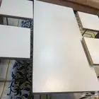 طاولة كبيرة مع اربع خدمة