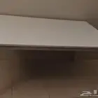 طاولة طعام بيضاء بدون كراسي