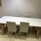 طاولة جديدة نظيفة