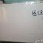 سبورة تعليمية كبيرة مع قاعدة بحالة ممتازة جدا