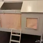 سرير اطفال على شكل كوخ