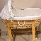 سرير اطفال وكرسي طعام