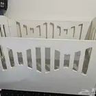 سرير اطفال مع المرتبة وكفر ضد المياة عدد 2 وكرسي سيارة عدد 2