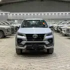 فورتشنر 6 سلندر 2025 بنزين (عليها ملاحظة خفيفة) بطاقة جمركية