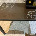 طاولة الطعام زجاجية