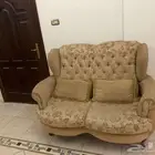 للبيع طقم كنب كلاسيكي تفصيل ثمانية أشخاص.