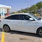 ياريس ابيض وكالة للبيع