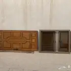 للبيع كنب وباب خشب ونافذة