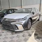 تويوتا كامري استندر بنزين موديل 2025 اسود ابيض تيتانيوم