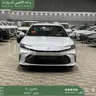 تويوتا كامري E ستاندر ابيض بنزين 2025 اقل الاسعار والاقساط