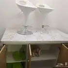 طاوله كبيره واثنين كراسي