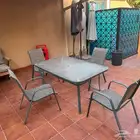 طاولة خارجية مع 4 كراسي و مظلة مع قاعدتها