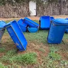 مراوي أو معالف مناقل بلاستيك مع قاعدة حديد