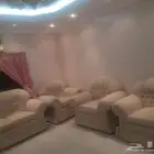 طقم كنب مع الستائر للبيع