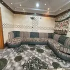 كنب نظيف مع الفرش البيع والستارة