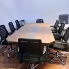 طاولة الاجتماع متوفر بتصاميم عصرية وفي توصيل نفس يوم طلب