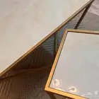 طاولة رخام كبيره مع اربعة خدمه