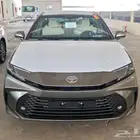 تويوتا كامري E هايبرد 2025 لون تيتانيوم 95000 بدون ضريبه