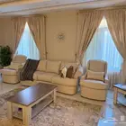 كنب صالة كامل مع الطاولات والستاير والسجاد