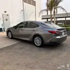 كامري E بلص فتحه هايبرد  اللون   رمادي الموديل   2025