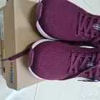 حذاء رياضي عنابي