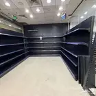 رفوف سوبر ماركة وصيدليات