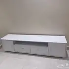 كنب وطاولة تلفزيون للبيع