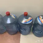 دبات ماء او علب ماء الينابيع فارغه