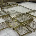 طاولة مع خدمة اربع خدمات