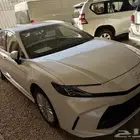 كامري LE ابيض بنزين 2025 ب121الف