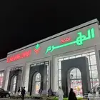 فني تركيب لوحات دعايه وإعلان بالمدينة