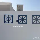شباك ريفي وديكورات يونانية
