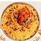 يتوفر وجبات غداء وعشاء