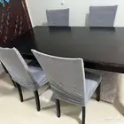 طاولة مع كراسي