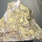 حجر غني بالذهب المركز