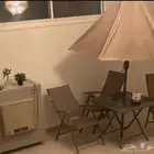 للبيع 4 كراسي استرخاء مع طاولة وقاعدة للمظلة حالة ممتازة