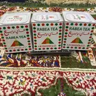 علبة شاي بدير عليها كوبي شاي ربيع