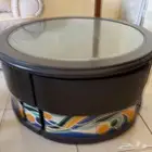 طاوله وسط فيها أربعه طاولات خدمه صغيره بهم عجلات
