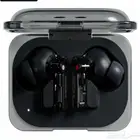 سماعات الأذن اللاسلكية Nothing Ear (a) باللون الأسود.