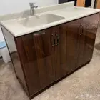 مغسلة مع خزائن علوية و سفلية