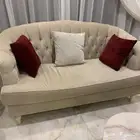 كنب نظيف جدا  وجميل حبيتين وسط وحبه كبيره