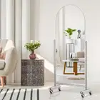مرآة بإطار أنيق بتصميم قوسي حديث مزودة بعجلات لسهولة الحركة
