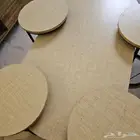 طاولة كبيرة مع طاولات خدمة