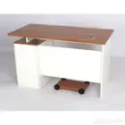 عرض مكتب مع كمبيوتر مكتبي