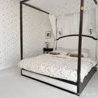 سرير كلاسيك بأعمدة