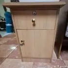 طاولة صغيرة بأدراج