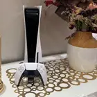 بلايستيشن 5 مع يدين